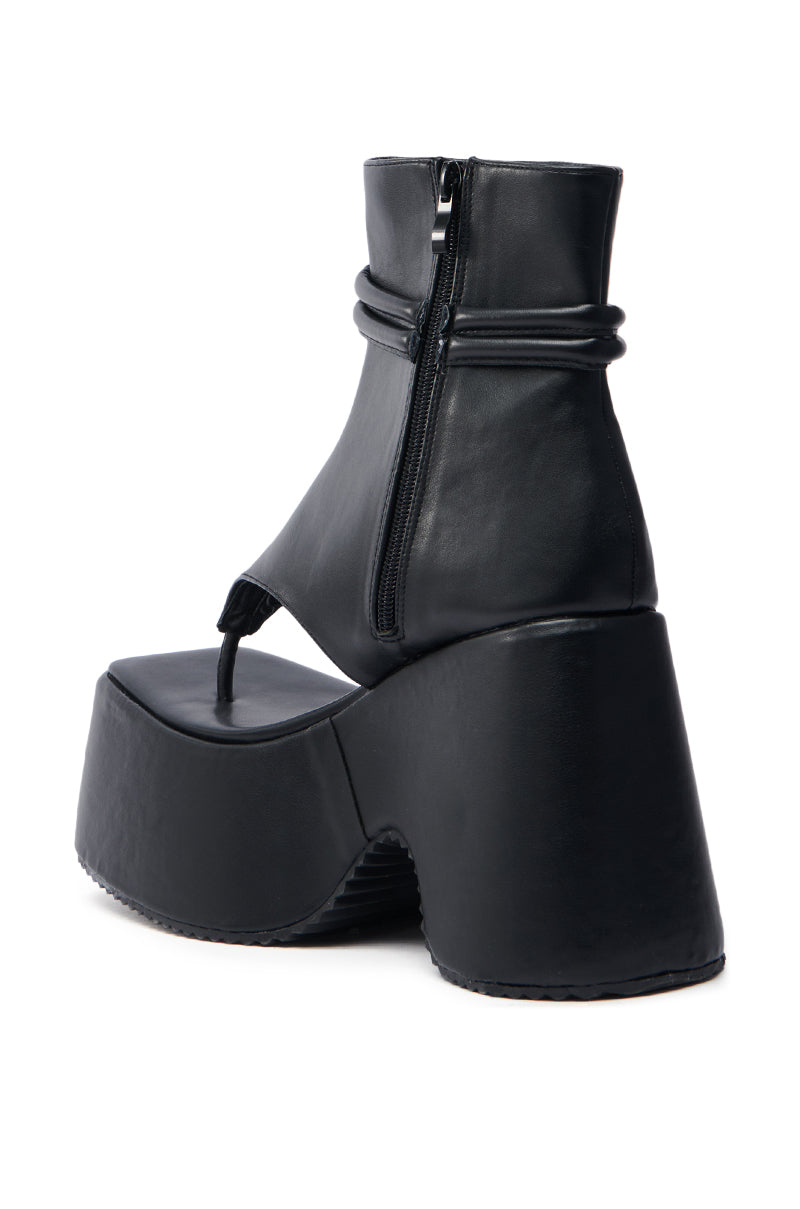 AZALEA WANG DAXTON BLACK GLADIATOR FLATFORM SANDAL