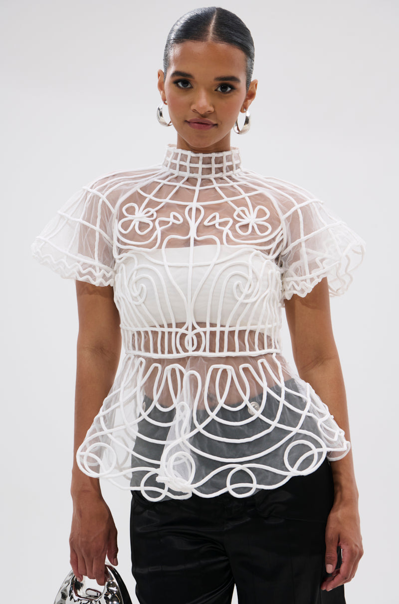 DOLL FACE SHORT SLEEVE STRUCTURED BLOUSE