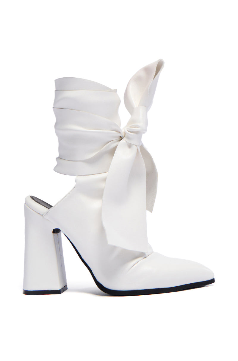 AZALEA WANG DYMPHNA WHITE CHUNKY TIE UP PUMP