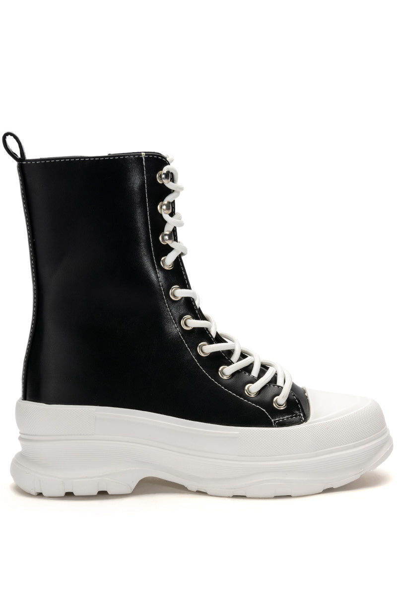 AZALEA WANG SOUTH FLATFORM SNEAKER IN BLACK MULTI