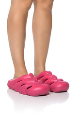 AZALEA WANG RUMBLE RUBBER FLAT SANDAL IN PINK