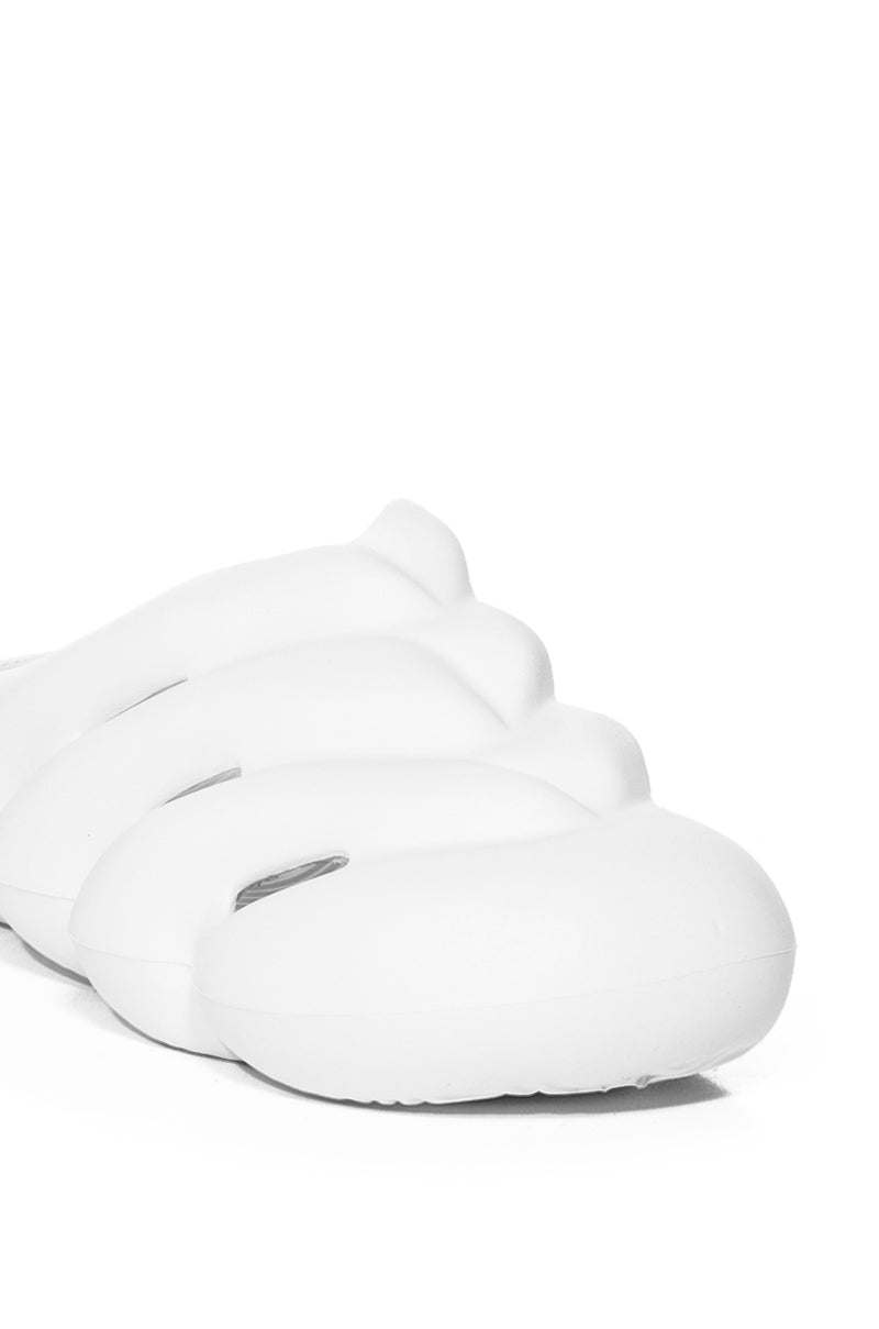 AZALEA WANG RUMBLE RUBBER FLAT SANDAL IN WHITE