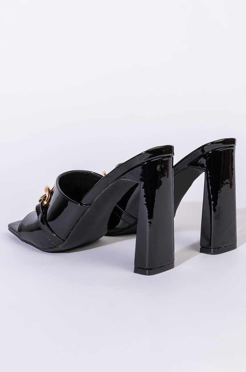 AZALEA WANG TAKE A CHANCE CHUNKY SANDAL IN BLACK