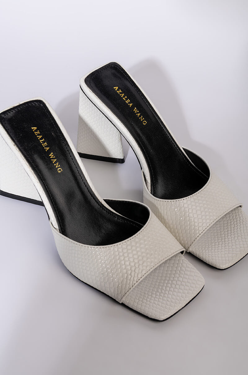 AZALEA WANG WORK FOR IT CHUNKY SANDAL IN WHITE